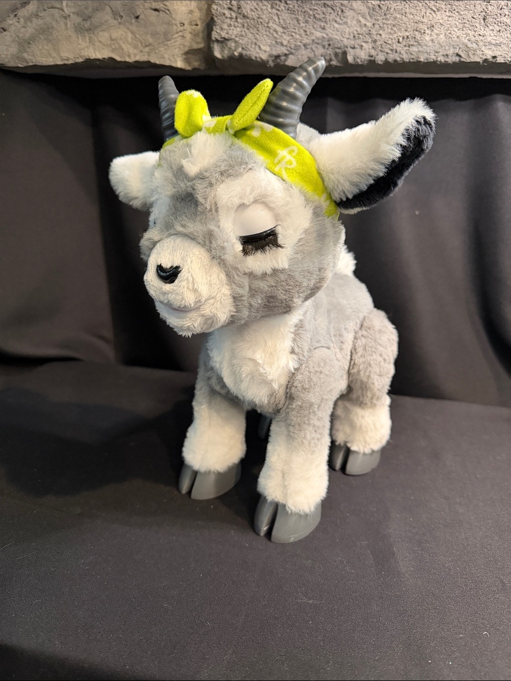 FurReal Daisy the Yoga Goat (No Bottle)
